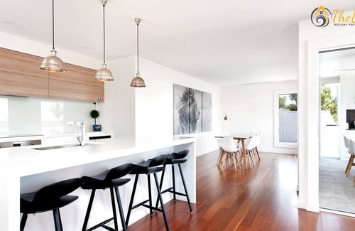 Corlette House | Luxury in Corlette - 4 Drungall Ave - Beautiful Home with Air Con and WiFi