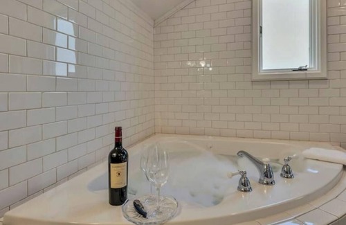 Calistoga Hotel | Luxury King Room with Jetted bath, Small Private Deck. Walk to Calistoga Spas