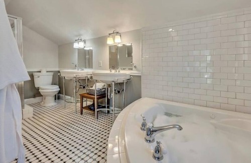 Calistoga Hotel | Luxury King Room with Jetted bath, Small Private Deck. Walk to Calistoga Spas