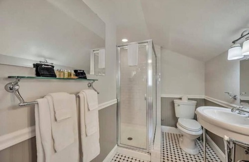 Calistoga Hotel | Luxury King Room with Jetted bath, Small Private Deck. Walk to Calistoga Spas