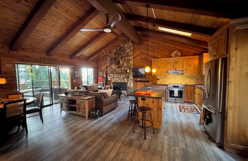 Lake Almanor Country Club Apartment | Luxury Lake Almanor Cabin Covered Deck & Views