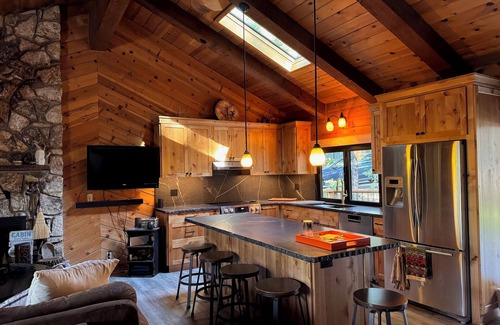 Lake Almanor Country Club Apartment | Luxury Lake Almanor Cabin Covered Deck & Views