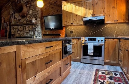 Lake Almanor Country Club Apartment | Luxury Lake Almanor Cabin Covered Deck & Views