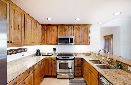 Frisco Condo | Luxury Lakefront Condo with Mountain Views, Jetted Tub, and Two Shared Hot Tubs