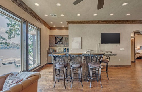 Cleora Apartment | Luxury Lakefront Home