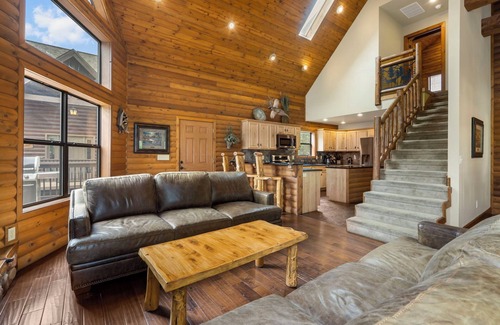 Lampe House | Luxury Lakefront Resort Chalet 4~2 Pools~FREE Amenities~Dock~MiniGolf~Waterslide