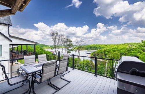 Kimberling City House | Luxury Lakefront Villa w/FREE kayaks, pools, shuffleboard, Mini golf and more!