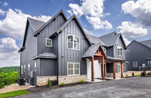 Kimberling City House | Luxury Lakefront Villa w/FREE kayaks, pools, shuffleboard, Mini golf and more!