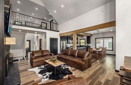Kimberling City House | Luxury Lakefront Villa w/FREE kayaks, pools, shuffleboard, Mini golf and more!