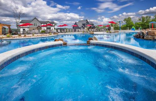 Kimberling City House | Luxury Lakefront Villa w/FREE kayaks, pools, shuffleboard, Mini golf and more!