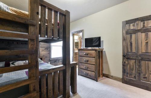 Indian Point House | Luxury Lakefront Villa HUGE POOL Kayaks 2Mi to Silver Dollar City