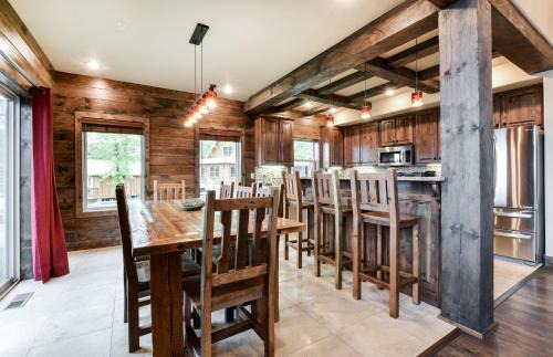 Indian Point House | Luxury Lakefront Villa HUGE POOL Kayaks 2Mi to Silver Dollar City