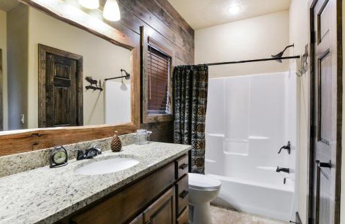 Indian Point House | Luxury Lakefront Villa HUGE POOL Kayaks 2Mi to Silver Dollar City