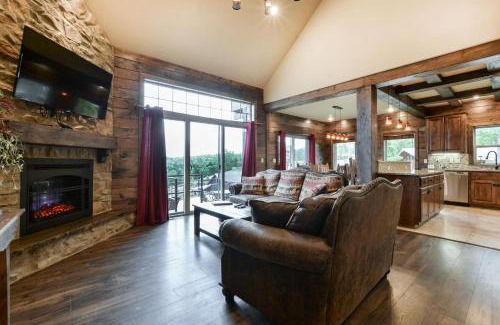 Indian Point House | Luxury Lakefront Villa Lazy River HUGE POOL Kayaks 2Mi to SDCity
