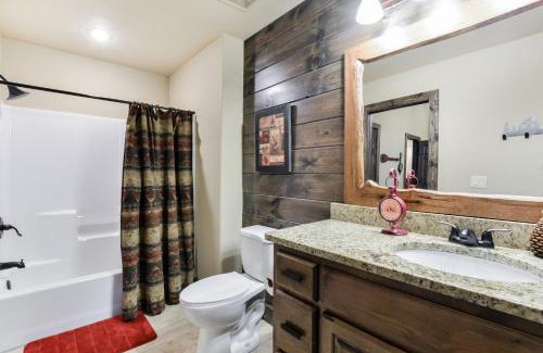 Indian Point House | Luxury Lakefront Villa Lazy River HUGE POOL Kayaks 2Mi to SDCity