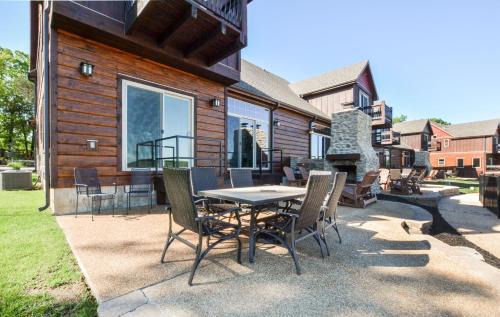 Indian Point House | Luxury Lakefront Villa MiniGolf HUGE POOL Kayaks 2Mi to SDC Dock