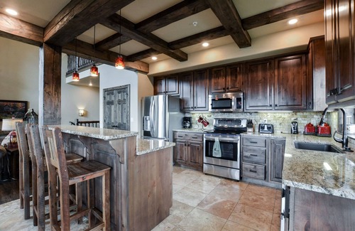 Indian Point House | LUXURY Lakefront Villa SLEEPS 32! ~Free Amenities~HUGE Pool~Kayaks~Dock~2Mi SDC