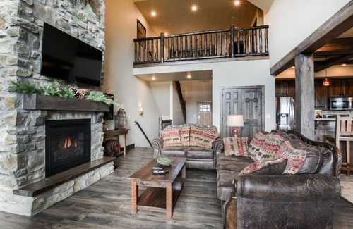 Indian Point House | LUXURY Lakefront Villa SLEEPS 32! ~Free Amenities~HUGE Pool~Kayaks~Dock~2Mi SDC