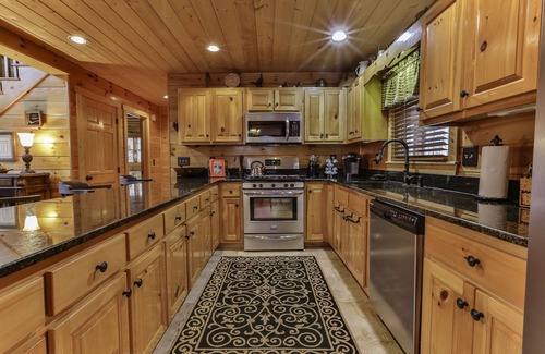 Ellijay Cabin | Luxury Lakeside Lodge ✨ - Hot Tub, Game Room, Sleeps 13