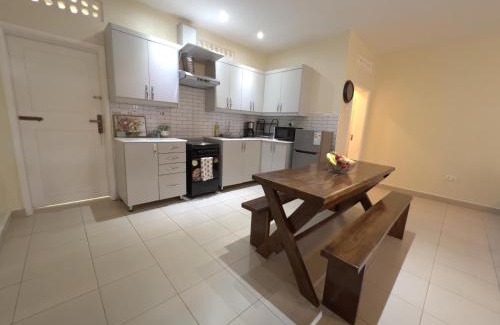 Kireka Apartment | Luxury Lakeview flat 8 mins from Speke Resort