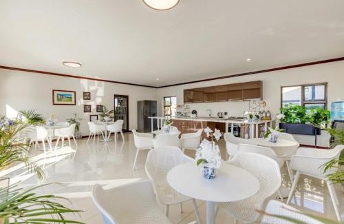 Greater Johannesburg Metropolitan Area Apartment | Luxury Lakeview Stay With Workspace