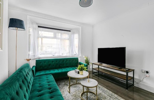 London Borough of Hounslow House | Luxury Large House With Games Room Sleeps Up to 12