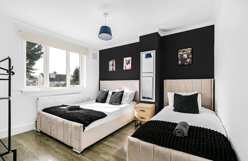 London Borough of Hounslow House | Luxury Large House With Games Room Sleeps Up to 12