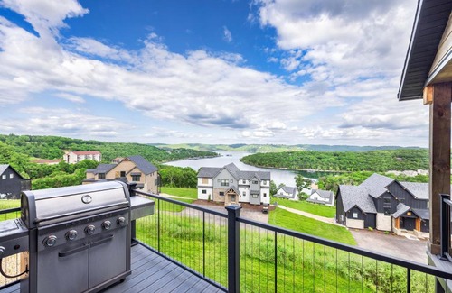 Kimberling City House | Luxury Lodge 5 - FREE Kayaks/Canoes - TWO Pools~Resort Dock