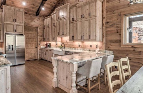 Blue Ridge Cabin | Luxury Lodge on the Toccoa - Riverfront | Hot Tub | Family Friendly