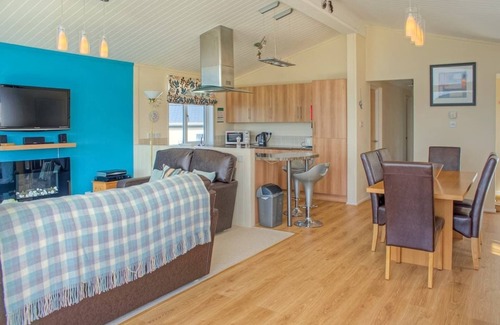 Tan-y-groes Ski Chalet | Luxury lodge with two doubles, one with en suite shower and one twin.