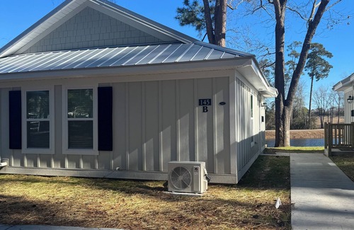 Elizabethtown Cottage | Luxury Lodging, Lakefront View, King Bed w/Private Bath, Patio