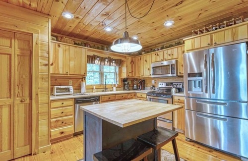 Hayesville House | Luxury Log Cabin Hideaway Near Lake Chatuge w/2 Master Suites