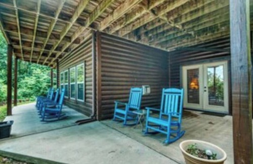 Hayesville House | Luxury Log Cabin Hideaway Near Lake Chatuge w/2 Master Suites