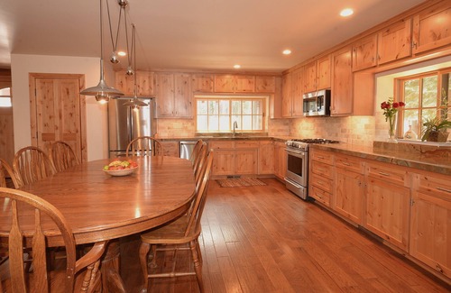 Truckee Cabin | Luxury Log Cabin Retreat in Tahoe Donner — Sleeps 14~ 5BR~ 3BA~ 3,000 sq ft