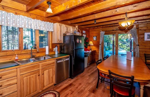 Bartlett House | Luxury Log Home, Near Story Land, Super Clean, Views, Pool In/Out & Fitness.