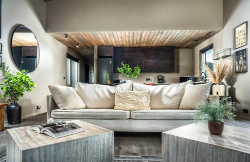 Selfoss House | Luxury Log Home with a Hot Tub