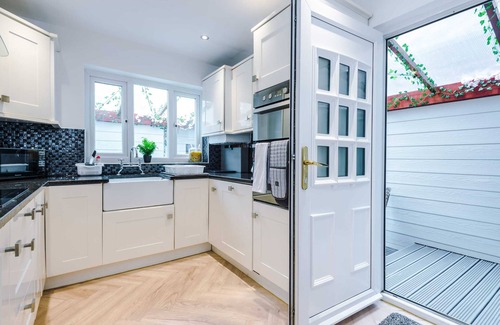 Salford House | Luxury Manchester Retreat Sleeps 11 Free Parking