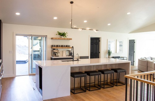 Sandy House | Luxury Mansion (5300sqft), 17 mins to Ski Resorts