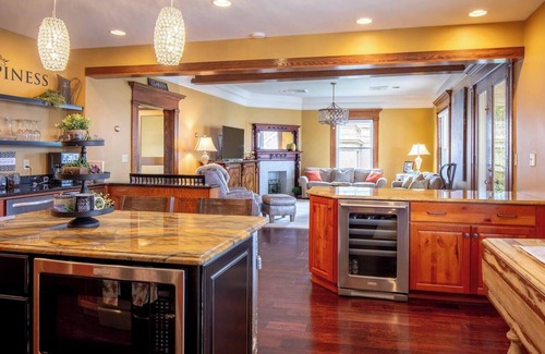 Clarion House | Luxury Mansion, Pet-Friendly, Downtown, 5 mins to Campus