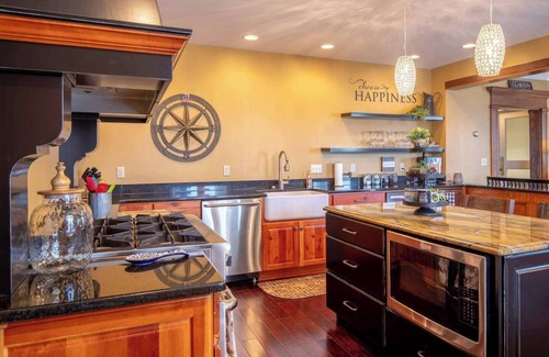 Clarion House | Luxury Mansion, Pet-Friendly, Downtown, 5 mins to Campus