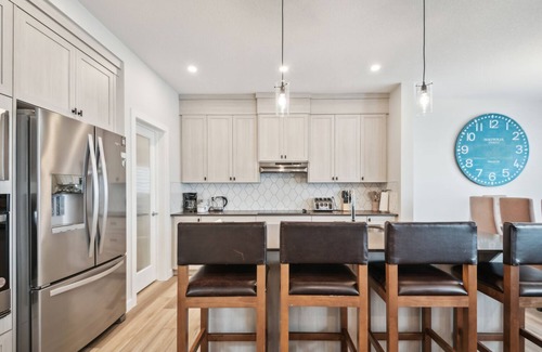 Northwest Calgary House | Luxury Meets Comfort 4BD Oasis