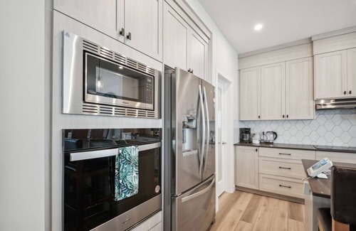 Northwest Calgary House | Luxury Meets Comfort 4BD Oasis