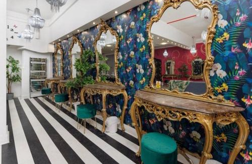 Liverpool House | Luxury Mirror Party Pad with 4 Bedrooms!