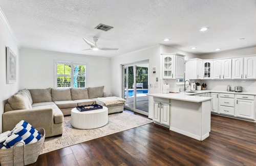 Palm Beach Gardens House | Luxury Modern Palm Beach Gardens Home with Heated Pool-Near Beach & Restaurants