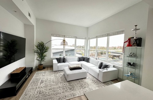 Downtown Columbus Apartment | Luxury Modern 2B/2B Apartment in the Short North