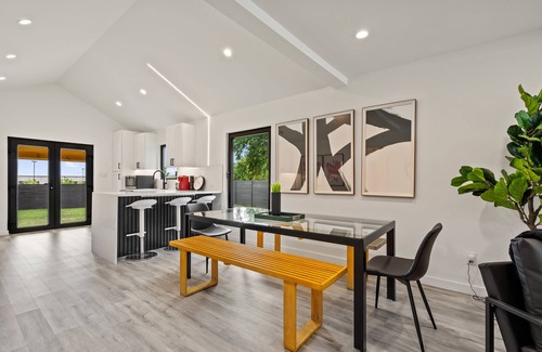 Austin House | Luxury Modern 5BR w/Hot Tub, Huge Patio & Yard. Mins from Downtown Austin!