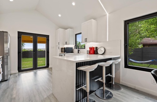 Austin House | Luxury Modern 5BR w/Hot Tub, Huge Patio & Yard. Mins from Downtown Austin!