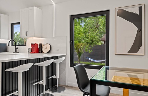Austin House | Luxury Modern 5BR w/Hot Tub, Huge Patio & Yard. Mins from Downtown Austin!