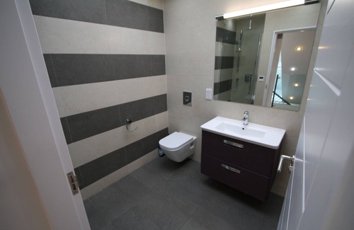 Murrayfield House | Luxury modern, large house close to citycentre, overlooking the river with patio