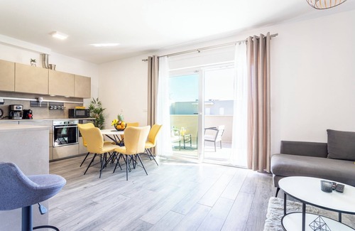 Mejasi Apartment | Luxury modern penthouse w jacuzzi & huge terrace